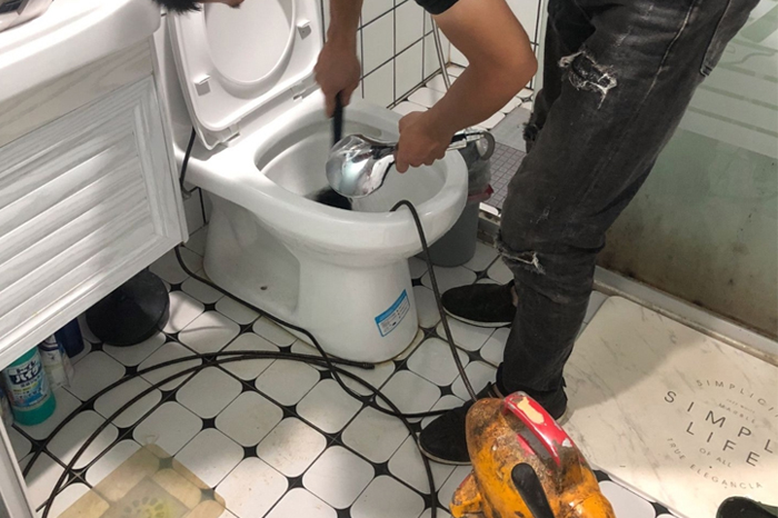 三河马桶堵塞自己疏通还是找师傅?专业上门服务让你省时更省心
